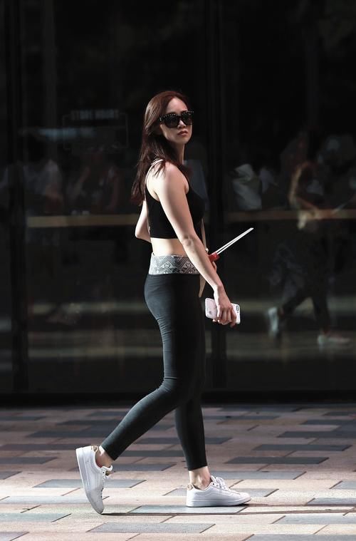 街拍：炎热夏季姑娘们清凉出行简约又时尚，你最喜欢哪一位？