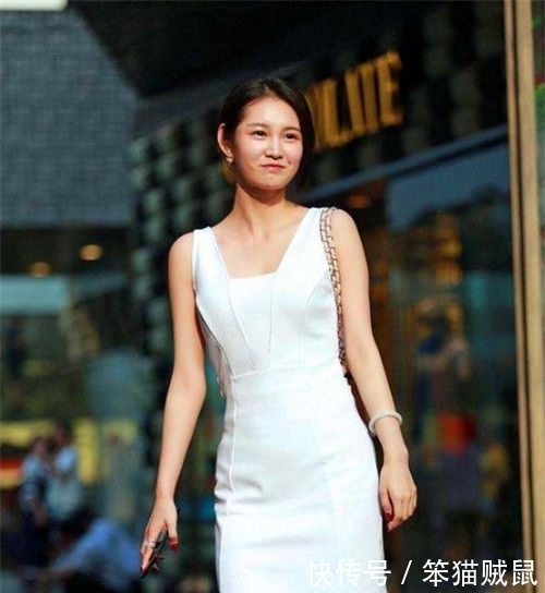 『带笑』街拍:美女白色穿修身短裙,身姿曼妙,眉眼带笑