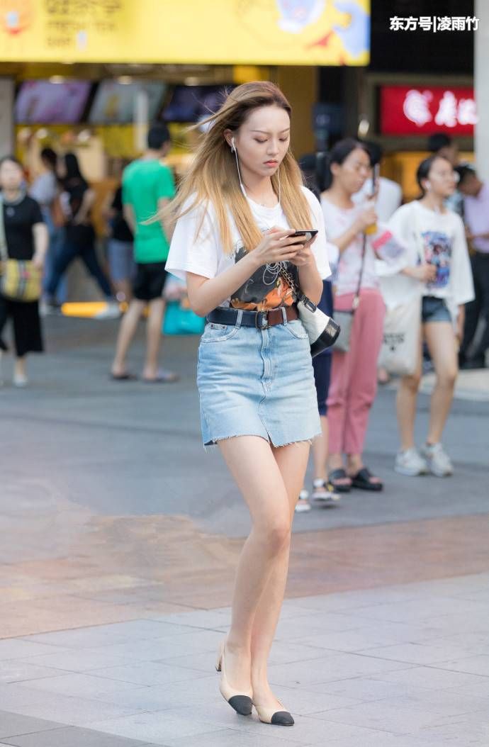 重庆街拍：无需鲜艳繁杂的色彩，小姐姐的美精致而优雅