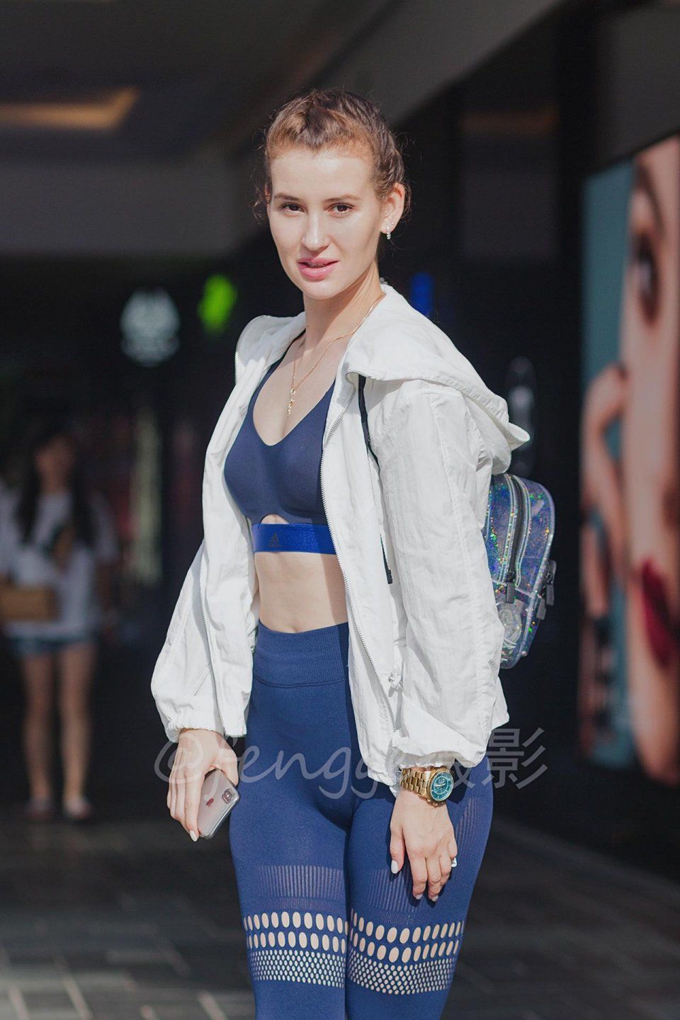 街拍:偶遇健身服版金刚芭比，穿搭时尚颜值高，网友赞叹太美了