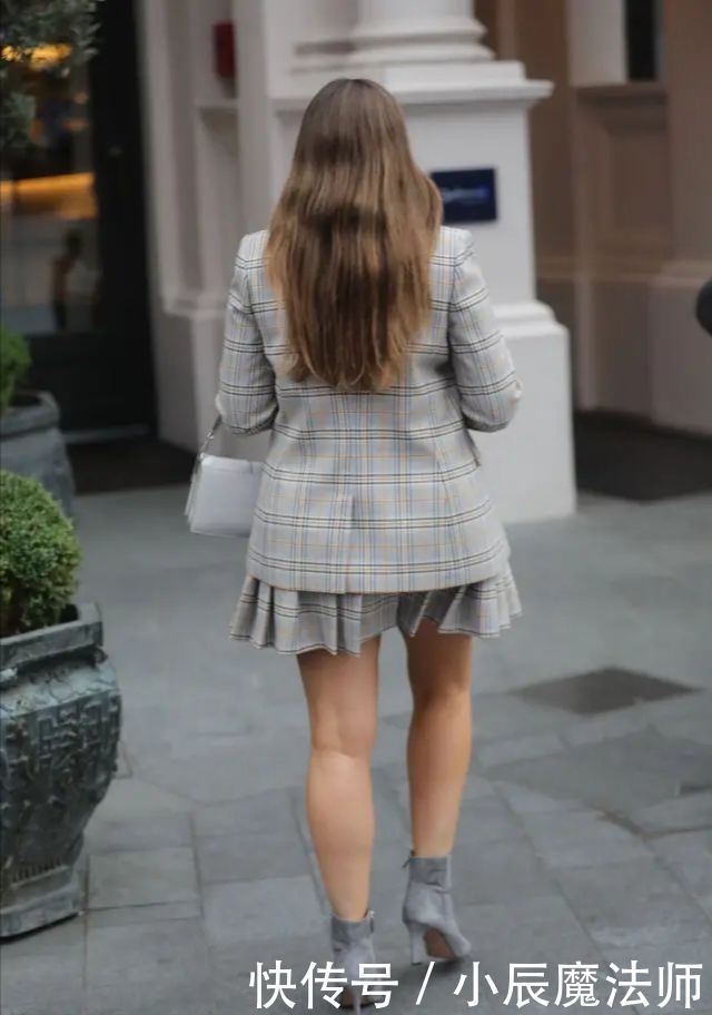 「打底」凯莉·布鲁克出街,格子西服搭百褶裙,打底白T显身材