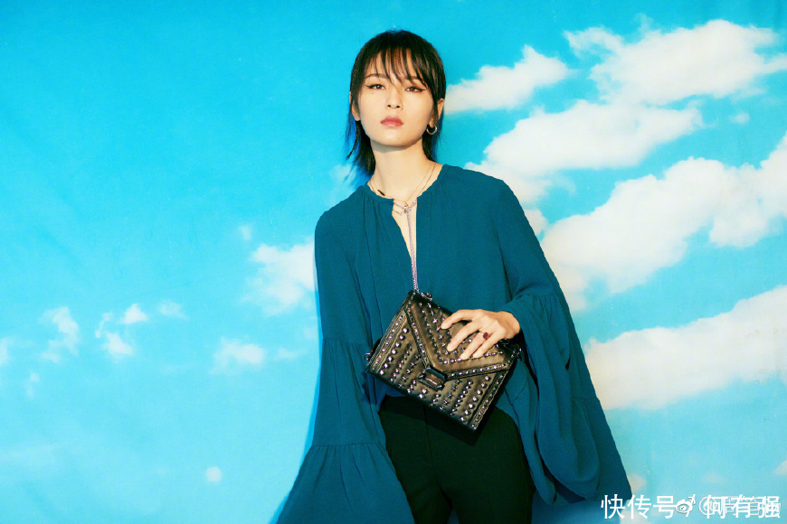 杨幂周笔畅同框,穿波点连衣裙的杨幂竟然输了,网友:真的尴尬了