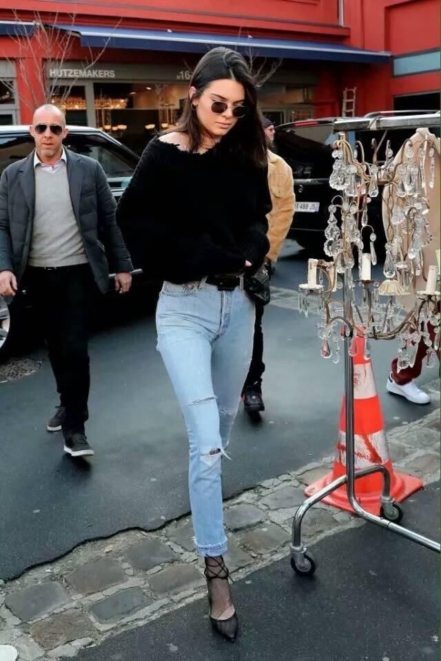 肯达尔詹娜白色T恤格外亮眼，精致时尚，丝毫不显老