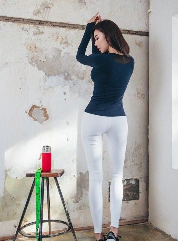 夏天肤白貌美的牛仔裤美女，性感十足，彰显知性柔美魅力！