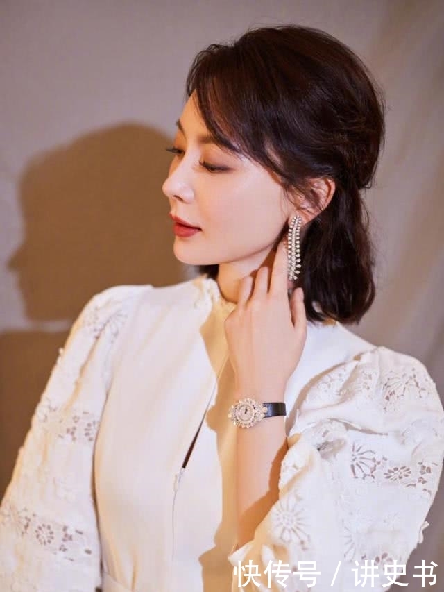 气质■奔四的女人别再留黑长直了,今年流行这4款卷发,显年轻又气质