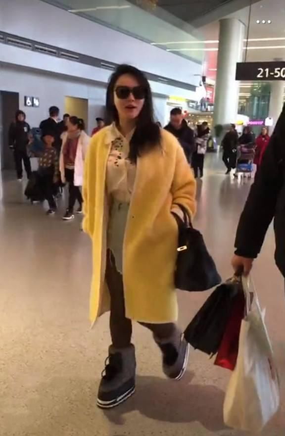 冉莹颖的腿跟假腿一样,P的太过分!看之前路人照,简直两个样!