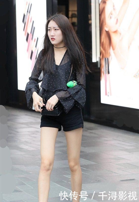  『黑色』街拍：美女用短裤搭配过膝高筒靴，网友：你不出脚汗吗？