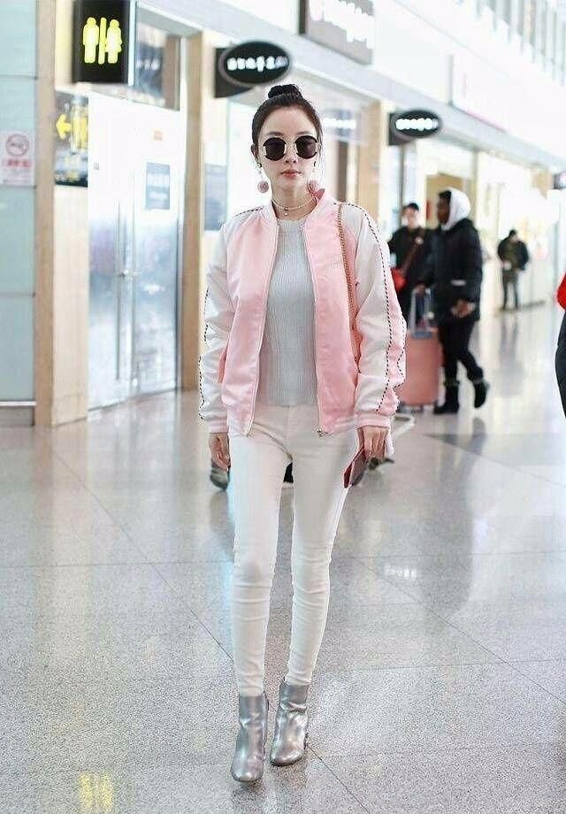 李小璐也不知道打扮一下，穿成这样就出门! 网友:扮的太幼稚了