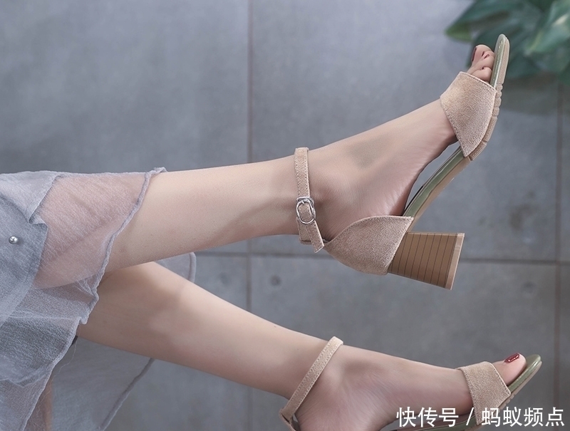  #舒适#百搭潮流，个性的粗跟凉鞋，是整个夏季必不可少的好物