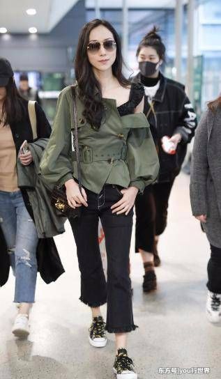 在王菲面前，韩雪再高雅的气质也被淹没了，这身打扮像个乡下人!