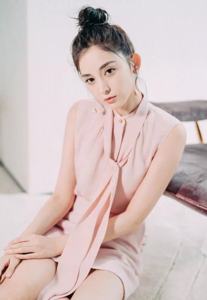 运动鞋搭配短裙能穿的这么美的，估计也就只有古力娜扎了