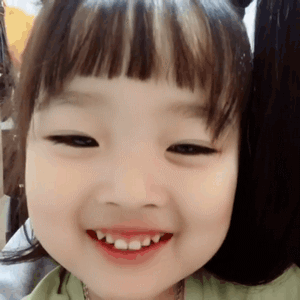 嘿!美女你的眼袋还没去掉啊，真的好丑!