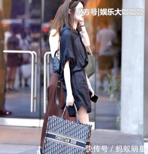 『美女』街拍:般般入画的小姐姐,一条红色背心配白色长裙,时尚优雅大方
