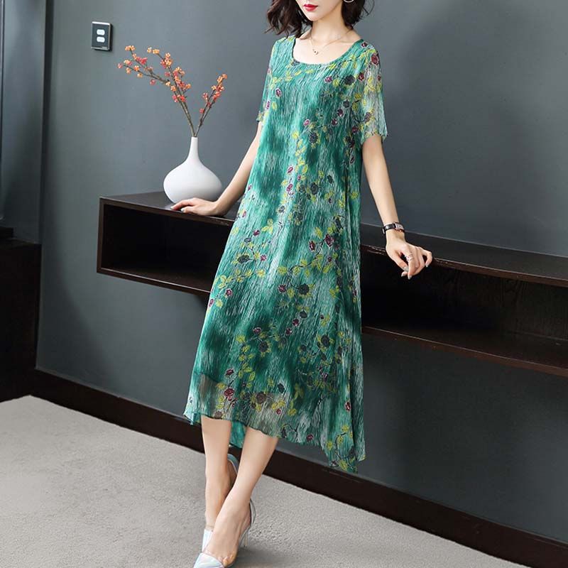 55岁婆婆穿这真丝连衣裙，减龄又大气，瞬间回到20岁