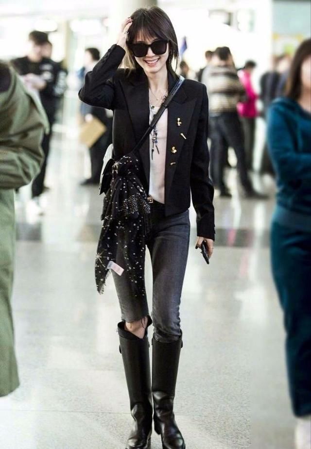 王子文明明挺年轻的，可她穿衣服看起来总带着“大妈”气质!