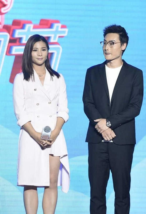  「气质」何姿秦凯合体亮相，女的穿白色连衣裙气质惊艳，男的穿西装超时尚