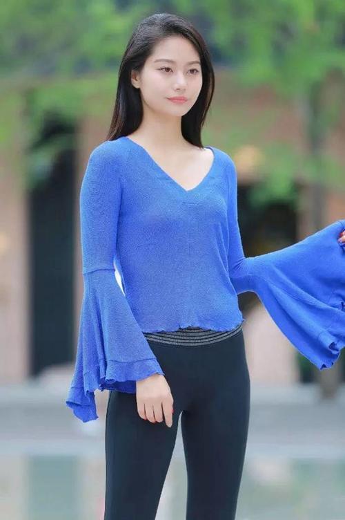 街拍：清秀漂亮的女生，薄款清凉的穿搭，展现身材魅力