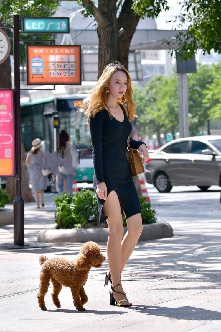 街拍丨穿粗高跟鞋的女人与穿细高跟的，谁更性感?