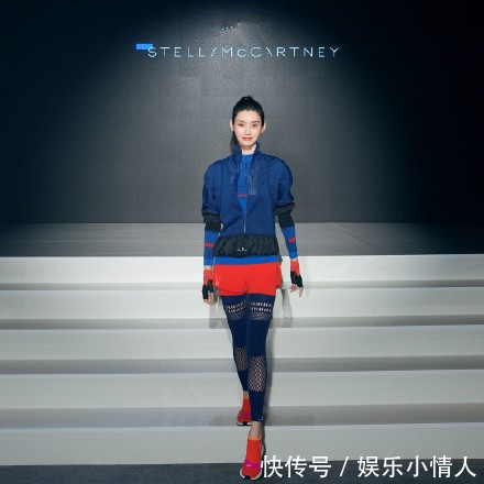 奚梦瑶一条“渔网袜”，撞上景甜的“渔网裙”一样赢，有意思