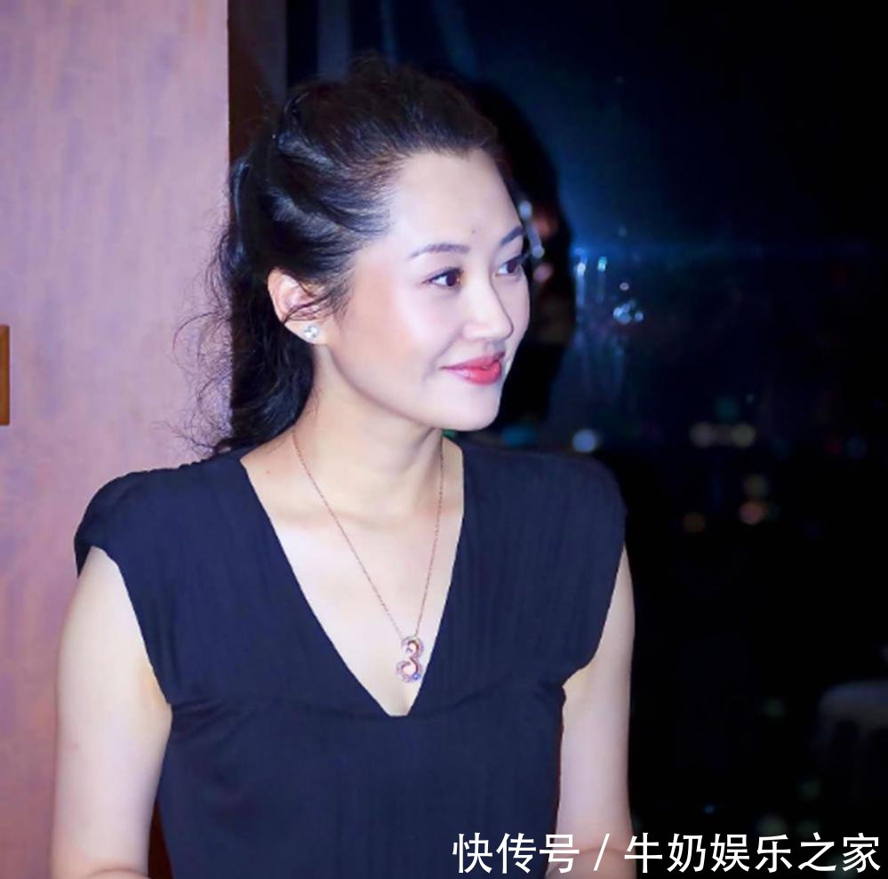 49岁许晴玩起了“下衣消失”, 穿一件衬衫就出门, 坐姿亮了