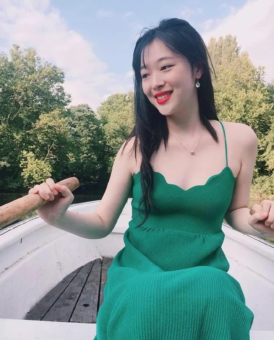 雪莉绿裙晒美照，不料撞上超模何穗，一个白到发光一个嫩的出水。