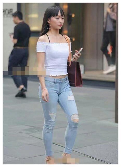 复古的牛仔裤，时尚不缺乏稳重，妹子穿上非常耐看