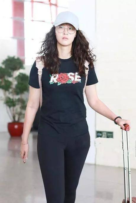 惠若琪这胯真宽！却还要硬塞健美裤，网友：杨臻博hold得住吗