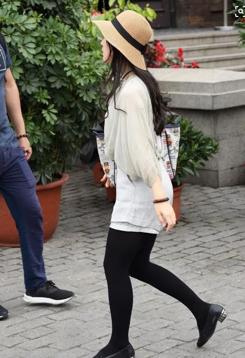 楚楚动人的紧身打底裤美女，纤细的腿部，尽情展现丰腴迷人身材！