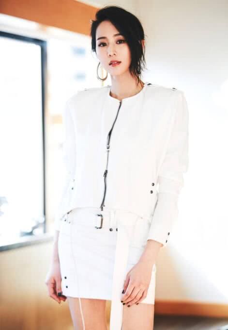 张钧宁一袭白衣，精致有女人味，网友:不经意间的小性感才是最美