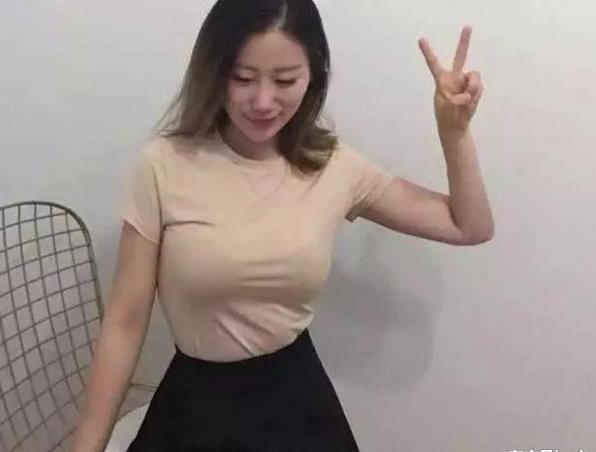 街拍：苗条白皙潮流的小姐姐，曲线丰腴,优雅温馨中透着小性感！