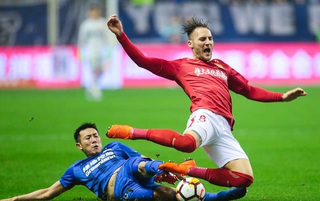 够狠!一场平局后球迷怒飙外籍黑哨:亚冠没恒大