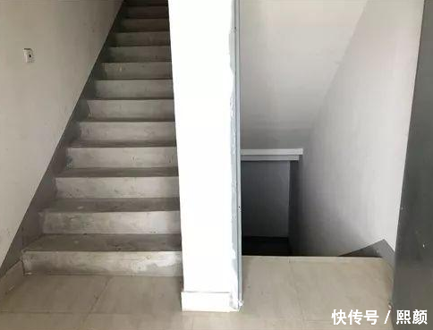 邻居贴告示:逝者禁乘电梯!家人无奈抬棺材走1