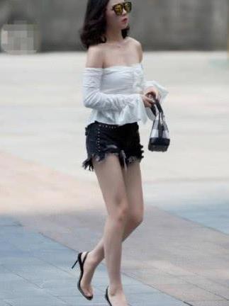 街头的牛仔裤美女,不一样的美丽风景!