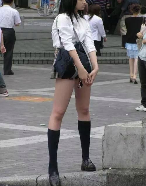 灯红酒绿的日本还有什么可以震撼你，那绝对要属日本女生的裙子！