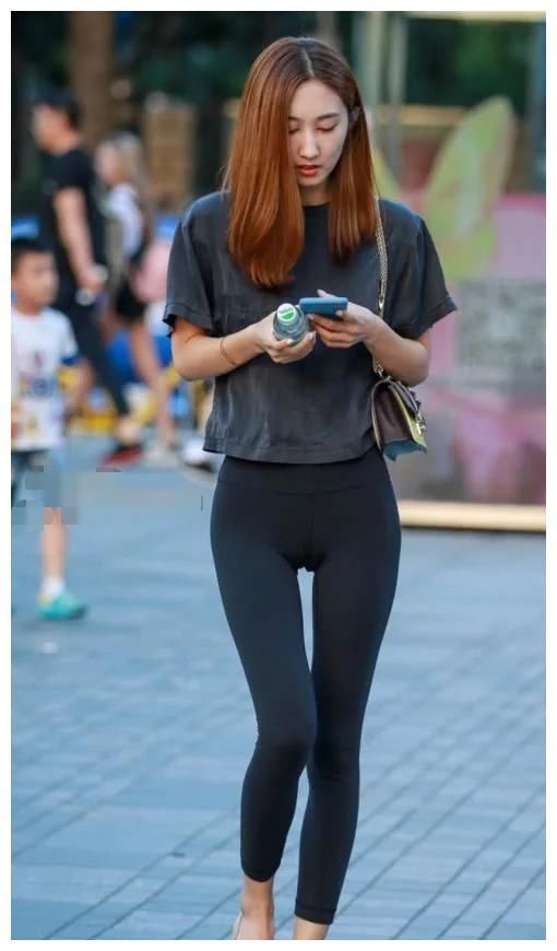 美图：图3女人味十足，迷人身姿搭配紧身裤，吸引无数目光！