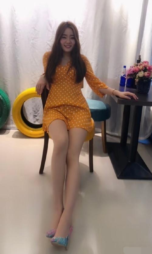 「女神」街拍女神:长发女神穿搭连衣裙,一眼望去满屏都是大长腿