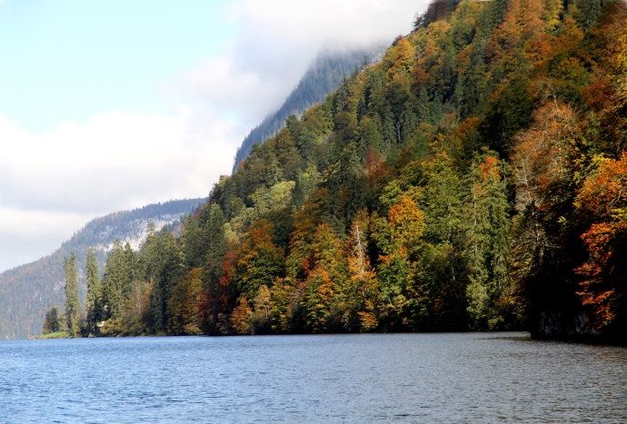阿尔卑斯山中藏有一湖，如果说这里晴天像天堂，那阴天就像仙境