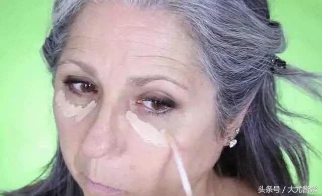 六十岁老奶奶化妆后容光焕发，她老伴觉得配不上了