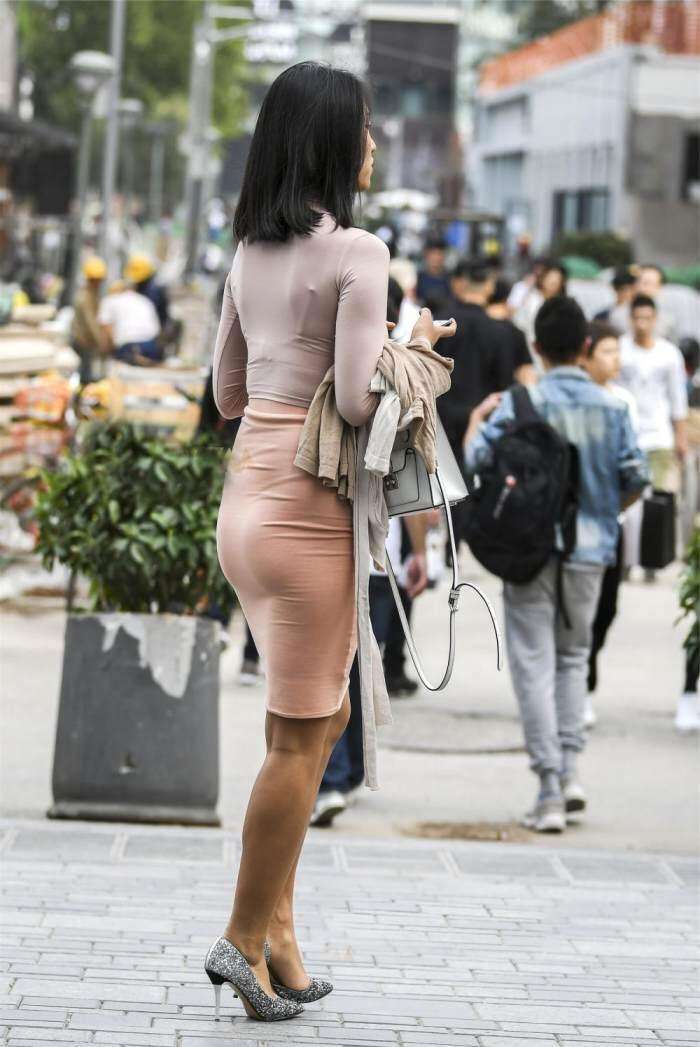 街拍: 丰满身材的辣妈, 穿的衣服都是紧紧的