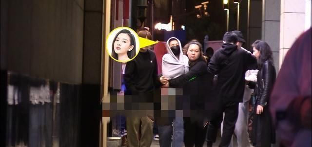 『醉酒』宋祖儿醉酒后丑态百出！两位助理搀扶，还用脚猛踢相识之人屁股