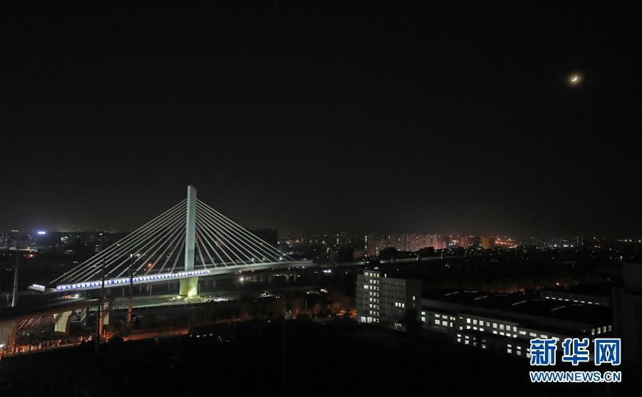  #新华社记者杨青摄#沈阳：万吨大桥在铁路咽喉上“轻鸿”转体