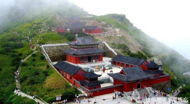 一座天桥悬空在2500米的山峰上，如何建造？至今无人能解