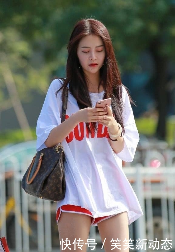 「气质」街拍美女:一身时尚运动装,青春气质浓郁!圆形的小耳坠非常好看