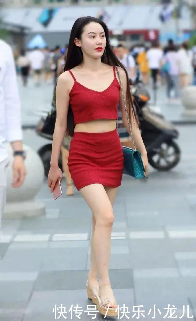 『穿着』街拍:美女穿着一双优雅的尖头高跟鞋,看上去清新亮丽又时尚