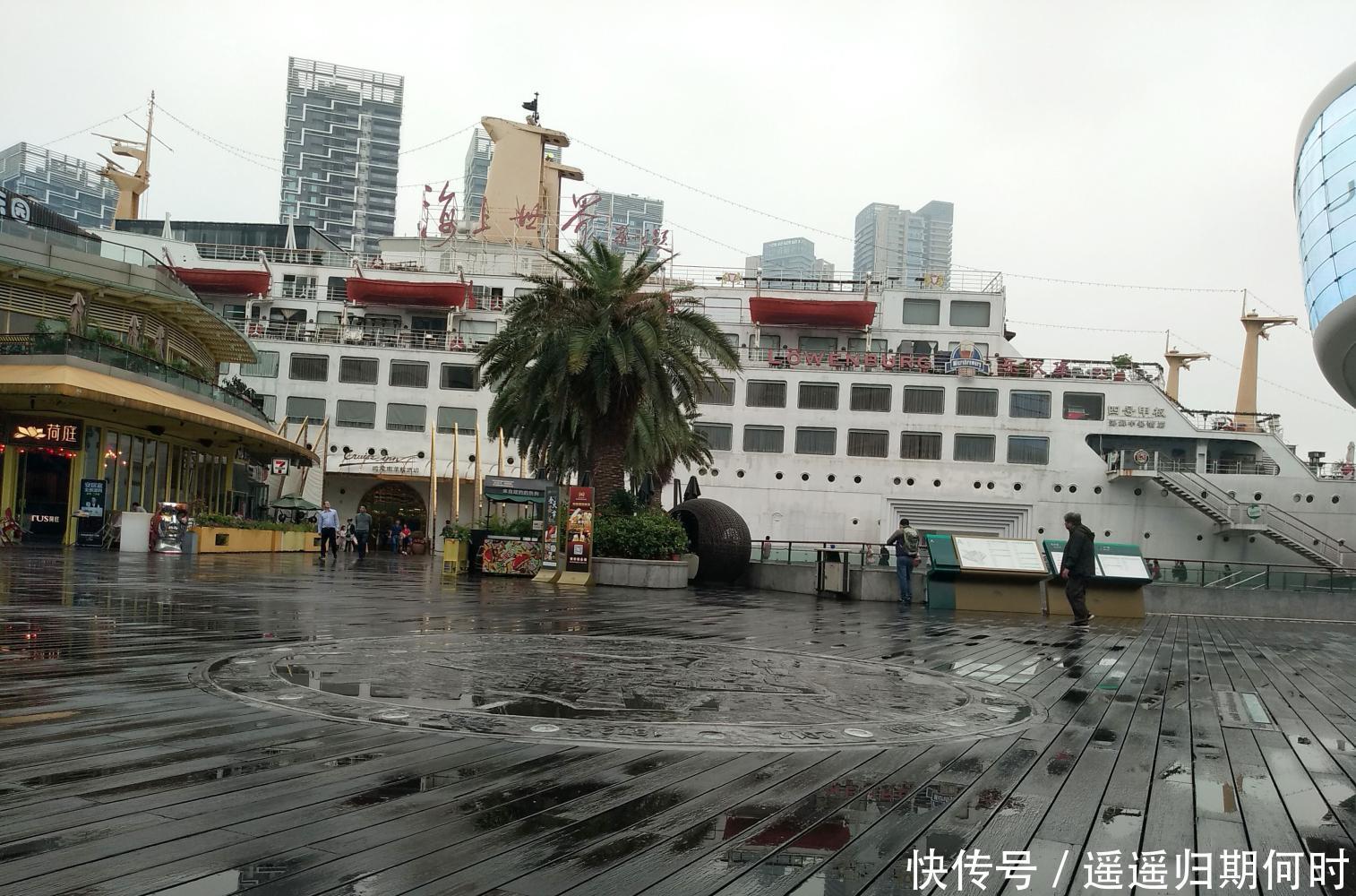 深圳的一艘邮轮, 已被高楼大厦包围, 网友 这船是怎么进来的