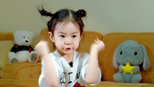 戚薇真舍得给女儿穿衣服！时髦养眼又壕气，贾静雯胡可真该学学