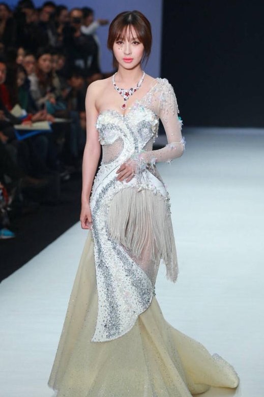 李菲儿穿“鱼骨裙”走秀，网友:可能对美有什么误会!