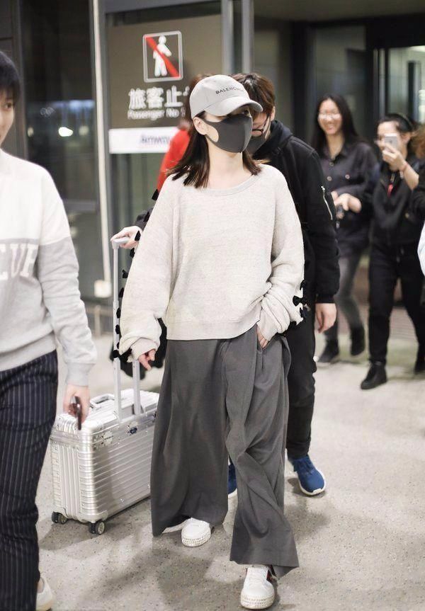 穿对了裤子,阿娇美的很清纯!之前阿娇穿错裤子,丑的辣眼睛!