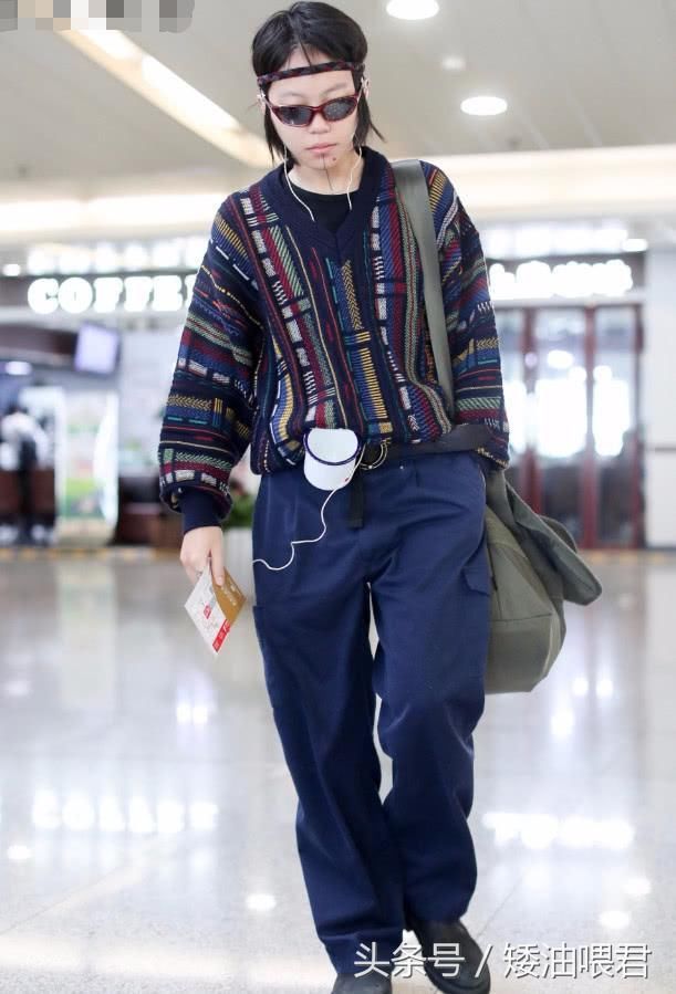 窦靖童不仅绑茶缸，“邮差包”平底大头鞋，一秒土回80年代！