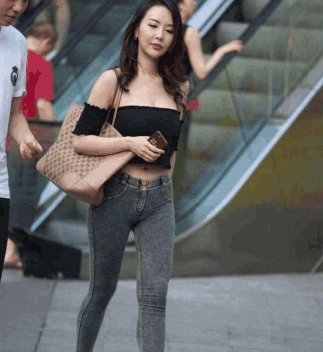 街头穿紧身牛仔裤的女人，发现不一样的美